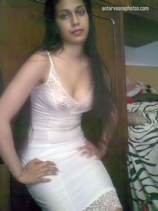 https://pub-5fcdf72a54cd4edbb03ec3edaa415a42.r2.dev/nakedleaks/exploring_indian_teen_poonam's_cleavage_images/2.jpg