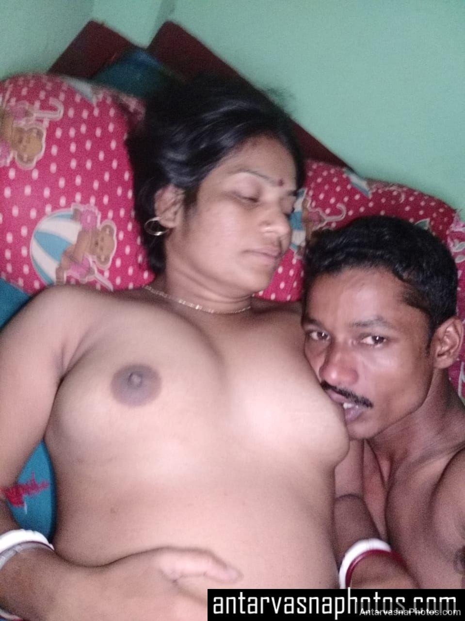 https://pub-5fcdf72a54cd4edbb03ec3edaa415a42.r2.dev/nakedleaks/exploring_indian_village_bhabhi's_intimate_photos/4.jpg