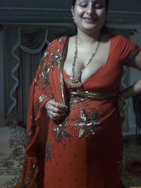 https://pub-5fcdf72a54cd4edbb03ec3edaa415a42.r2.dev/nakedleaks/exposed:_indian_aunt_kiran_bares_it_all/0.jpg