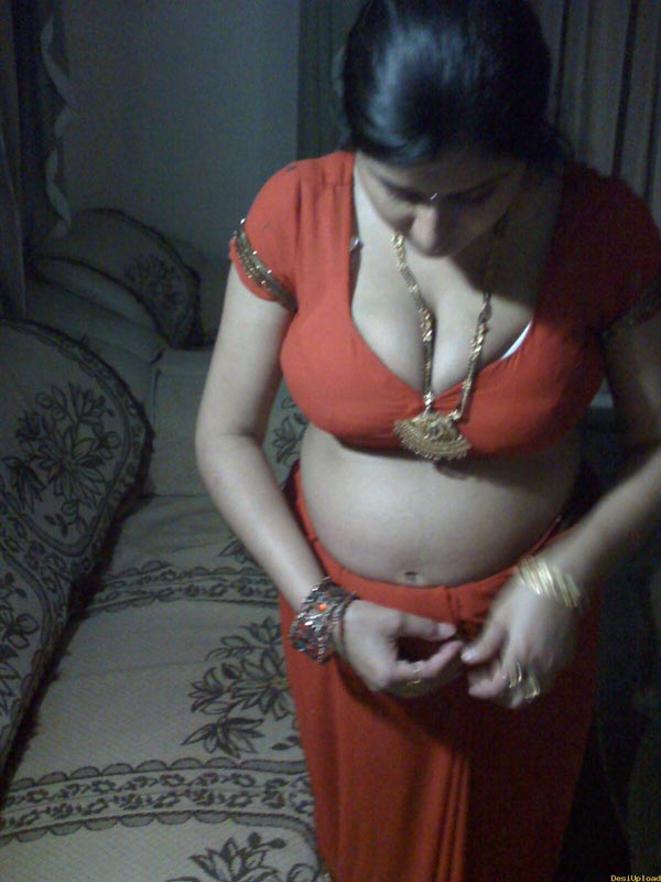 https://pub-5fcdf72a54cd4edbb03ec3edaa415a42.r2.dev/nakedleaks/exposed:_indian_aunt_kiran_bares_it_all/2.jpg