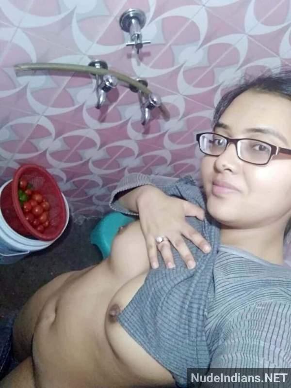 https://pub-5fcdf72a54cd4edbb03ec3edaa415a42.r2.dev/nakedleaks/exposed:_intimate_photos_of_south_indian_tamil_girls_circulating_online/32.jpg