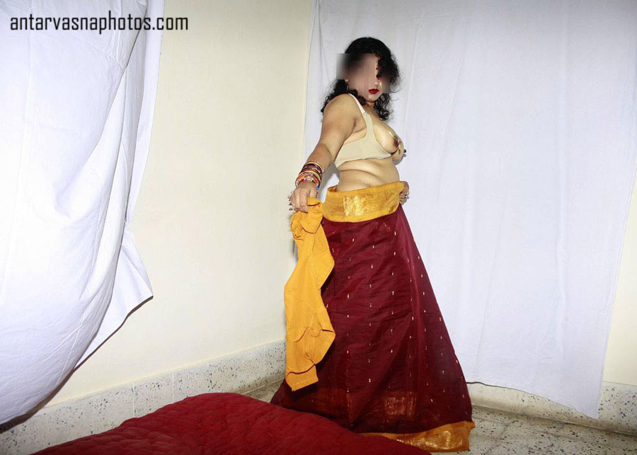 https://pub-5fcdf72a54cd4edbb03ec3edaa415a42.r2.dev/nakedleaks/exposed_aunt_in_saree_gallery/4.jpg