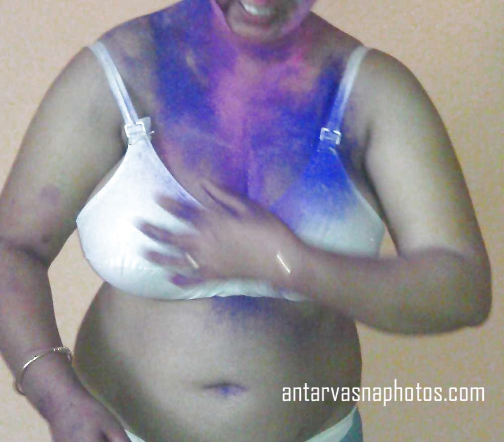 https://pub-5fcdf72a54cd4edbb03ec3edaa415a42.r2.dev/nakedleaks/exposed_bhabhi's_cleavage_on_holi_day/0.jpg