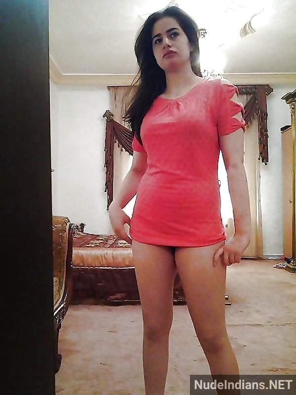 https://pub-5fcdf72a54cd4edbb03ec3edaa415a42.r2.dev/nakedleaks/exposing_kashmiri_muslim_girl's_bosom_to_boyfriend/20.jpg