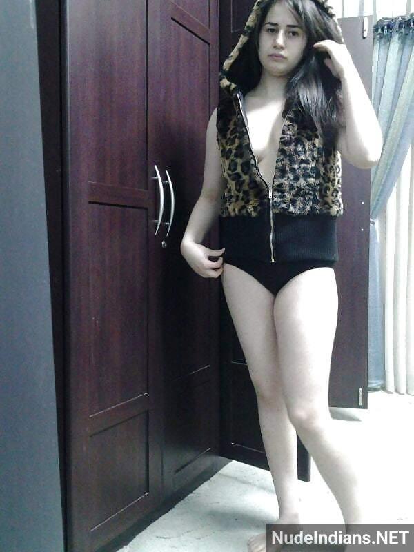 https://pub-5fcdf72a54cd4edbb03ec3edaa415a42.r2.dev/nakedleaks/exposing_kashmiri_muslim_girl's_bosom_to_boyfriend/39.jpg