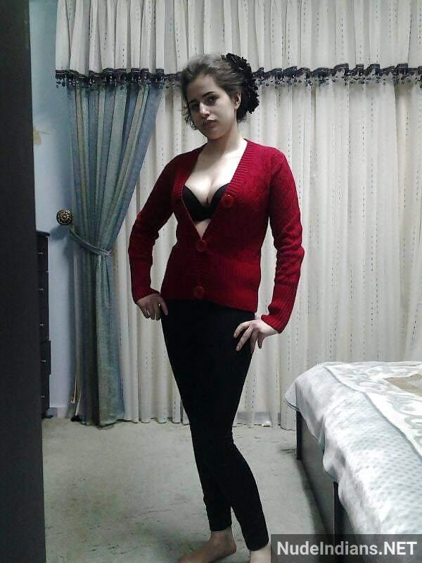 https://pub-5fcdf72a54cd4edbb03ec3edaa415a42.r2.dev/nakedleaks/exposing_kashmiri_muslim_girl's_bosom_to_boyfriend/52.jpg