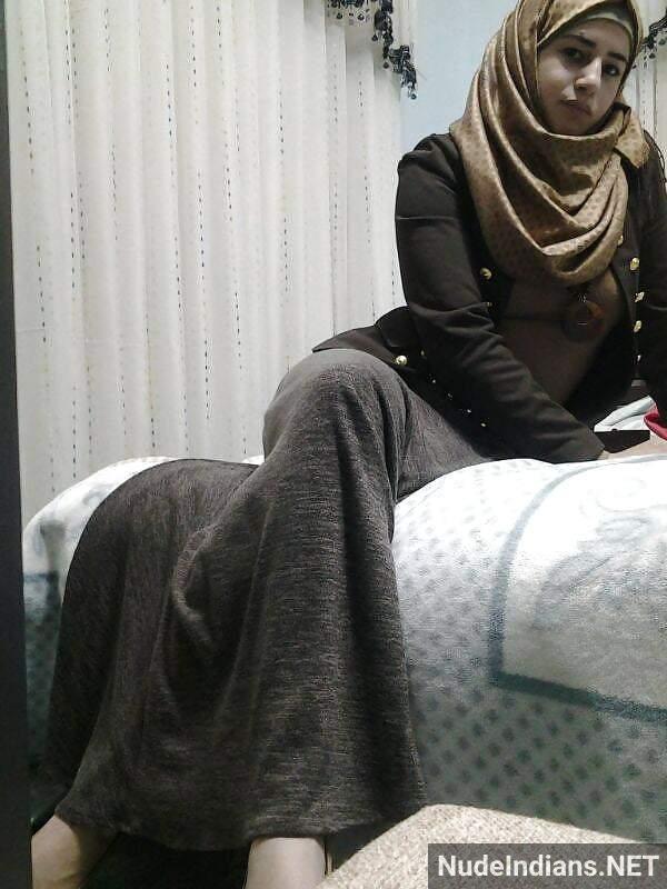 https://pub-5fcdf72a54cd4edbb03ec3edaa415a42.r2.dev/nakedleaks/exposing_kashmiri_muslim_girl's_bosom_to_boyfriend/56.jpg