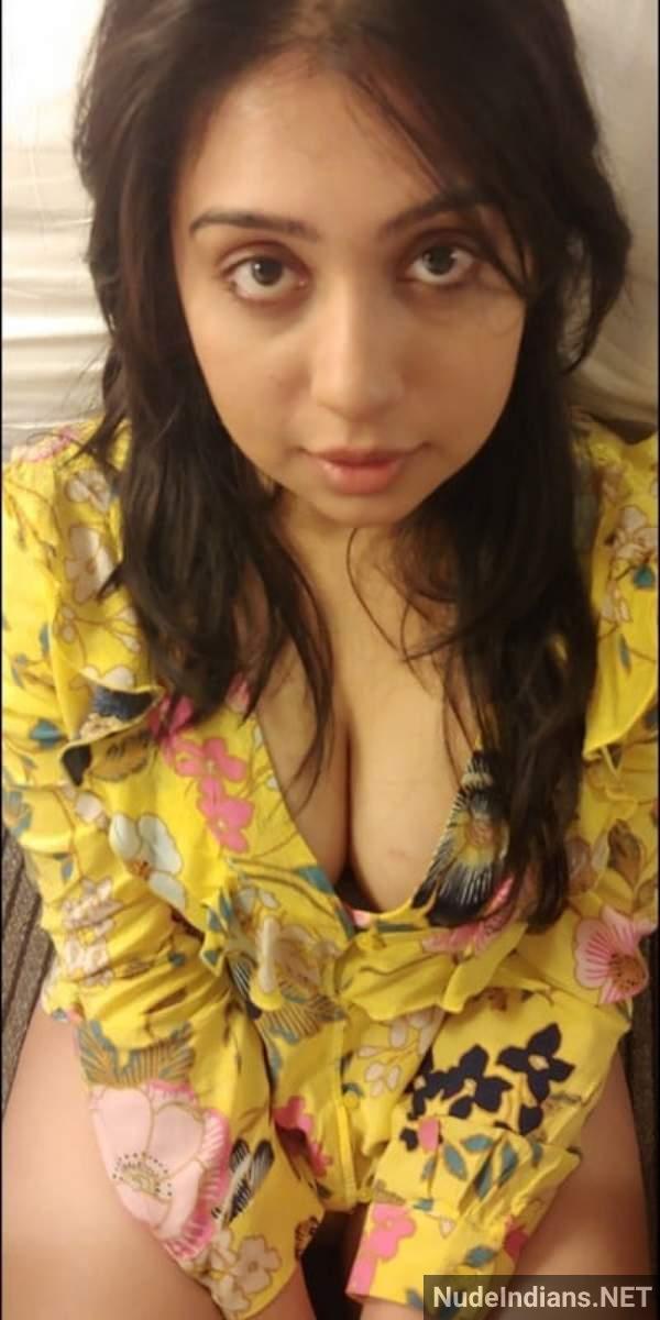 https://pub-5fcdf72a54cd4edbb03ec3edaa415a42.r2.dev/nakedleaks/exposure_of_60_delhi_couples_in_wife_swapping_scandal/55.jpg