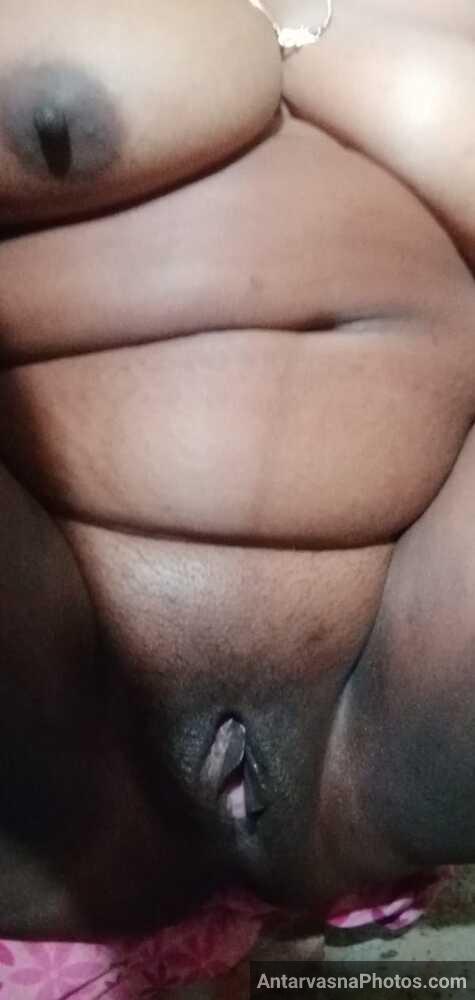 https://pub-5fcdf72a54cd4edbb03ec3edaa415a42.r2.dev/nakedleaks/exposure_of_74_captivating_images_of_gujarati_village_aunt's_intimate_moments/22.jpg