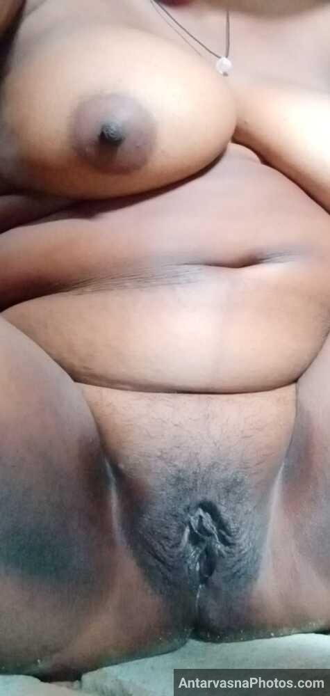 https://pub-5fcdf72a54cd4edbb03ec3edaa415a42.r2.dev/nakedleaks/exposure_of_74_captivating_images_of_gujarati_village_aunt's_intimate_moments/54.jpg