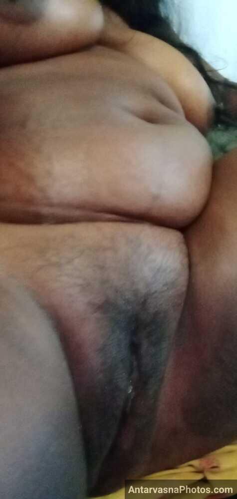 https://pub-5fcdf72a54cd4edbb03ec3edaa415a42.r2.dev/nakedleaks/exposure_of_74_captivating_images_of_gujarati_village_aunt's_intimate_moments/7.jpg