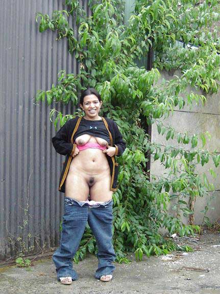 https://pub-5fcdf72a54cd4edbb03ec3edaa415a42.r2.dev/nakedleaks/exposure_of_punjabi_auntie's_pubic_hair/6.jpg