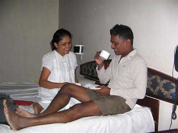 https://pub-5fcdf72a54cd4edbb03ec3edaa415a42.r2.dev/nakedleaks/first_night_experience_of_a_desi_bride_-_part_2/1.jpg
