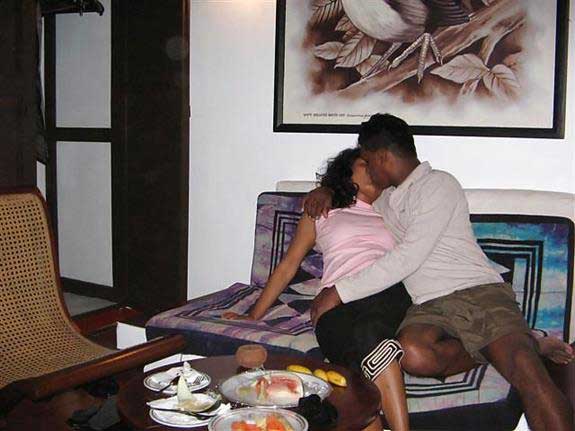 https://pub-5fcdf72a54cd4edbb03ec3edaa415a42.r2.dev/nakedleaks/first_night_experience_of_a_desi_bride_-_part_2/2.jpg