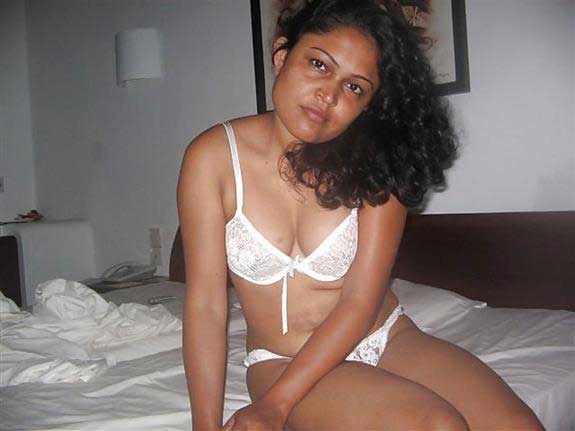 https://pub-5fcdf72a54cd4edbb03ec3edaa415a42.r2.dev/nakedleaks/first_night_experience_of_a_desi_bride_-_part_2/3.jpg