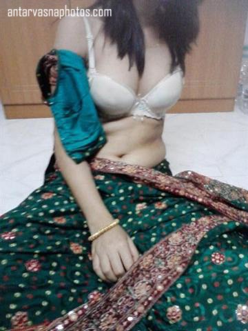 https://pub-5fcdf72a54cd4edbb03ec3edaa415a42.r2.dev/nakedleaks/fresh_indian_bride's_spicy_photos/2.jpg