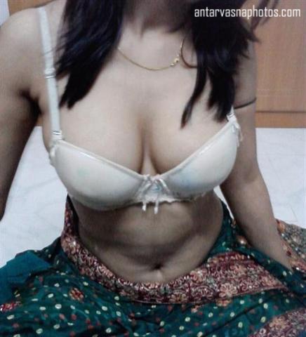 https://pub-5fcdf72a54cd4edbb03ec3edaa415a42.r2.dev/nakedleaks/fresh_indian_bride's_spicy_photos/4.jpg