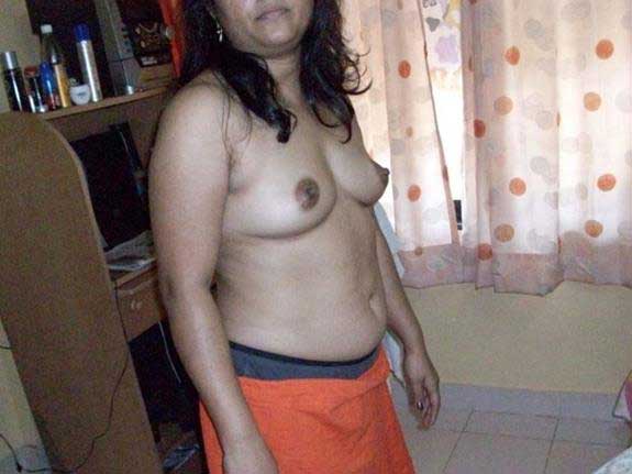 https://pub-5fcdf72a54cd4edbb03ec3edaa415a42.r2.dev/nakedleaks/friend's_mom_neha_aunty_exposed_in_explicit_photos/2.jpg