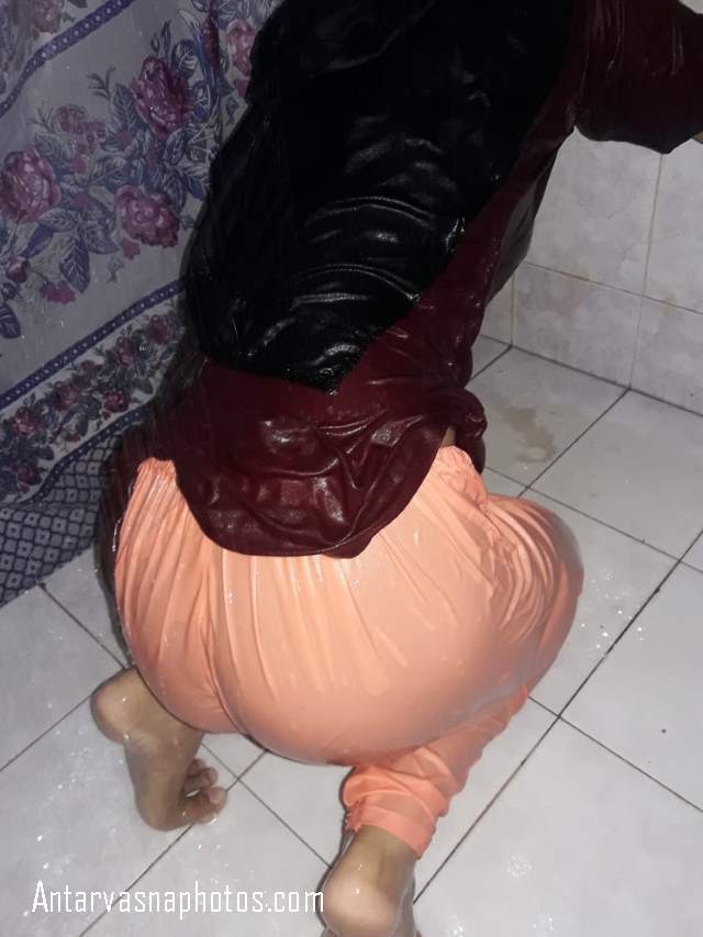 https://pub-5fcdf72a54cd4edbb03ec3edaa415a42.r2.dev/nakedleaks/fun_time_in_the_bathroom_with_desi_bhabhi's_devar_photos/2.jpg