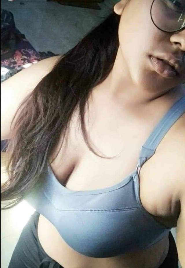 https://pub-5fcdf72a54cd4edbb03ec3edaa415a42.r2.dev/nakedleaks/generous_diwali_surprise:_sexy_photos_of_busty_beauty/1.jpg
