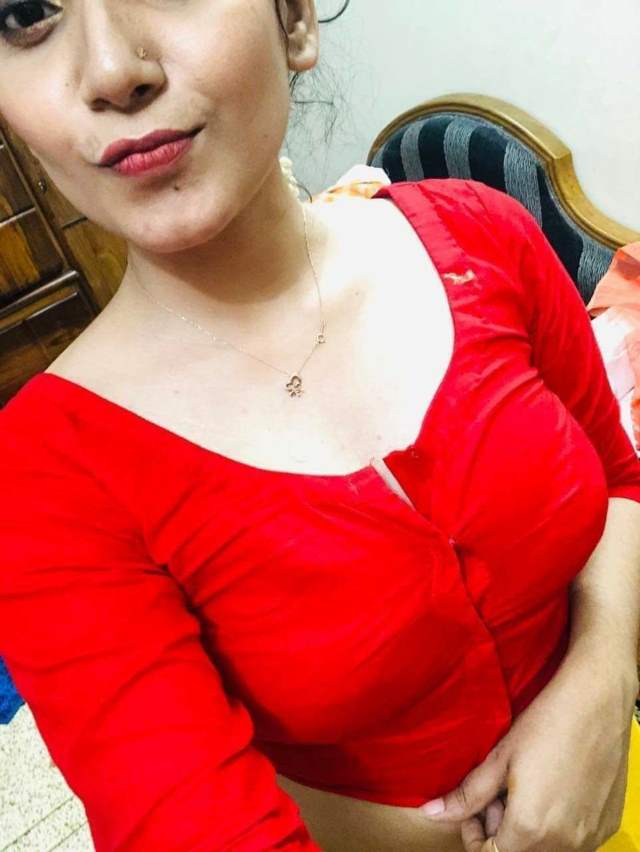https://pub-5fcdf72a54cd4edbb03ec3edaa415a42.r2.dev/nakedleaks/girl_takes_hot_photos_with_lover's_dick_in_her_pussy/2.jpg