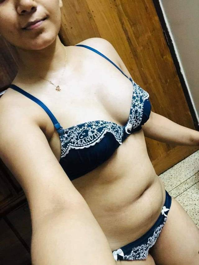 https://pub-5fcdf72a54cd4edbb03ec3edaa415a42.r2.dev/nakedleaks/girl_takes_hot_photos_with_lover's_dick_in_her_pussy/4.jpg