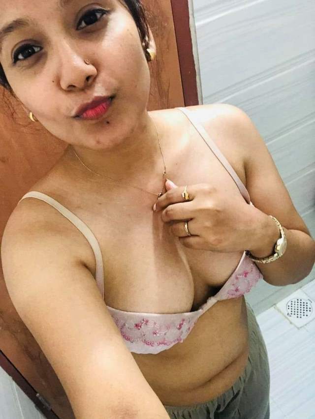 https://pub-5fcdf72a54cd4edbb03ec3edaa415a42.r2.dev/nakedleaks/girl_takes_hot_photos_with_lover's_dick_in_her_pussy/5.jpg