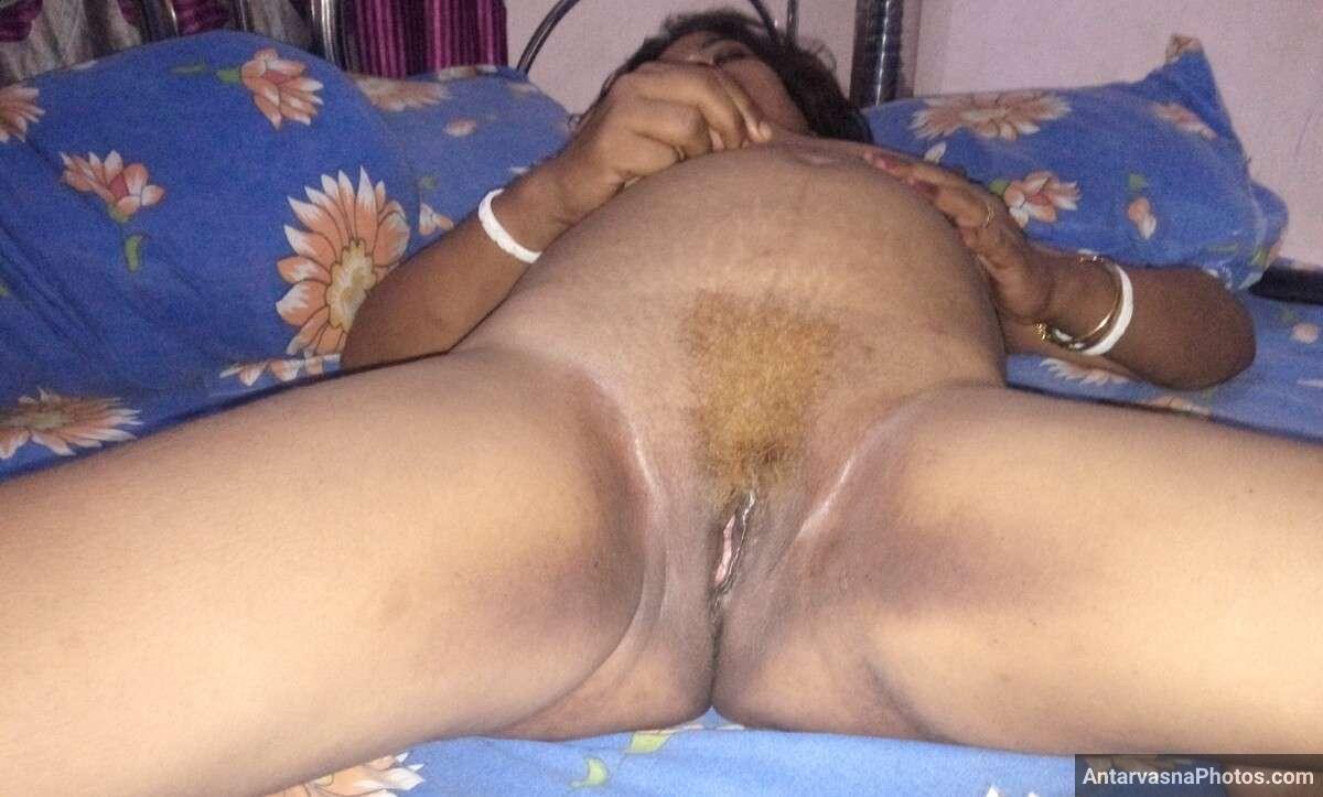 https://pub-5fcdf72a54cd4edbb03ec3edaa415a42.r2.dev/nakedleaks/golden_dyed_village_aunty's_exposed_intimate_photos_(45_images)/25.jpg