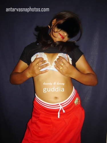 https://pub-5fcdf72a54cd4edbb03ec3edaa415a42.r2.dev/nakedleaks/gudia,_chacha's_daughter,_captivating_photos/0.jpg