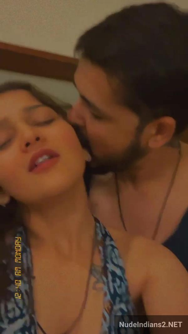 https://pub-5fcdf72a54cd4edbb03ec3edaa415a42.r2.dev/nakedleaks/gujarati_girlfriend_isha_modi's_sensual_display_and_intimate_photos_at_a_hotel/8.jpg