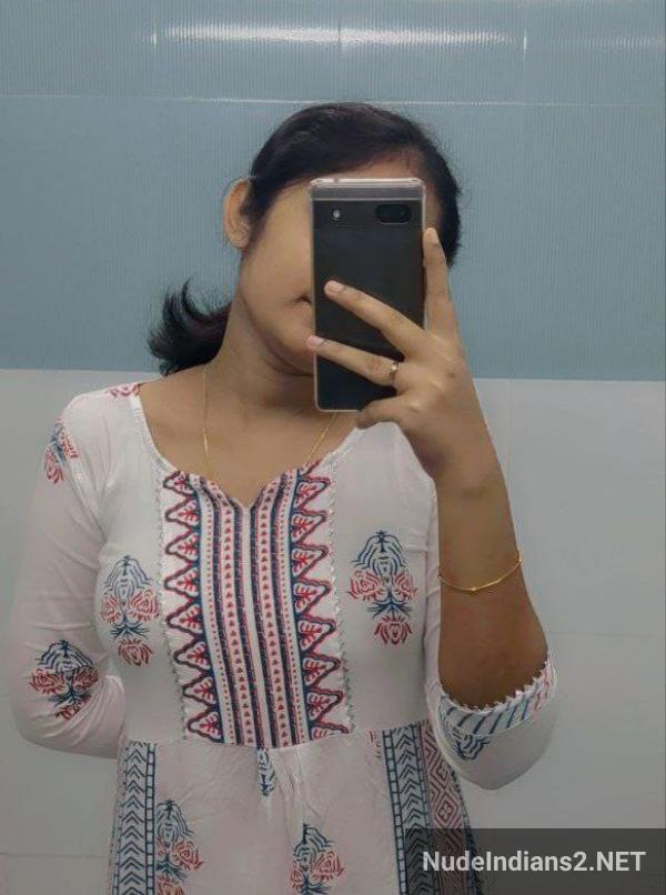 https://pub-5fcdf72a54cd4edbb03ec3edaa415a42.r2.dev/nakedleaks/gujarati_married_woman_riddhi_shah_reveals_her_round_breasts_to_former_flame/5.jpg