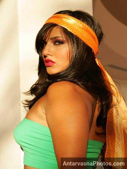 https://pub-5fcdf72a54cd4edbb03ec3edaa415a42.r2.dev/nakedleaks/historical_pictures_of_sunny_leone_from_the_past/2.jpg