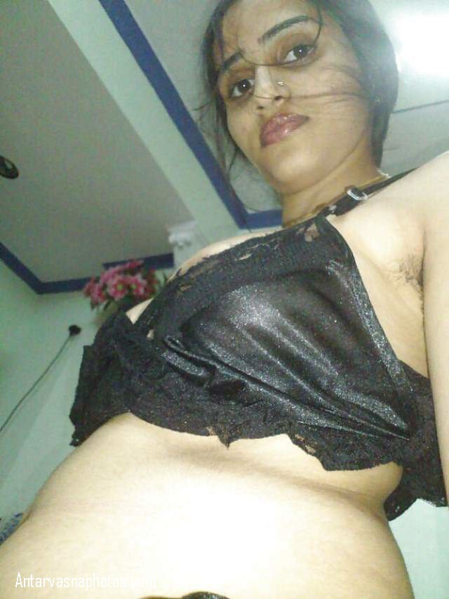 https://pub-5fcdf72a54cd4edbb03ec3edaa415a42.r2.dev/nakedleaks/hot_babe_revealing_desi_boobs_in_photos/3.jpg