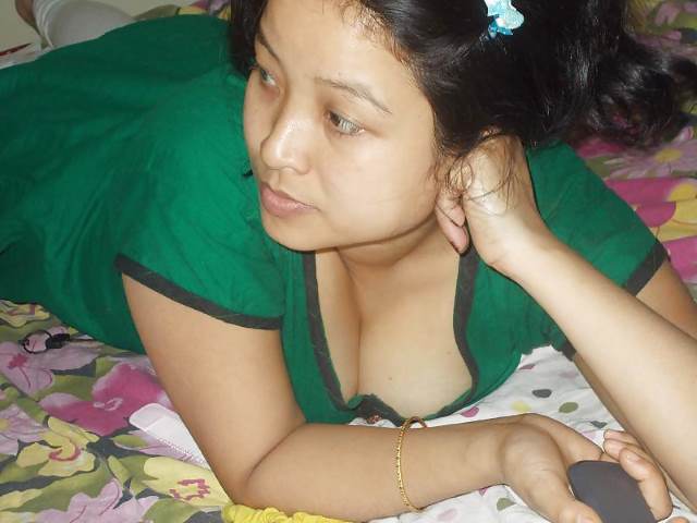 https://pub-5fcdf72a54cd4edbb03ec3edaa415a42.r2.dev/nakedleaks/husband's_distress:_auntie_and_neighbor's_intimate_photos/15.jpg