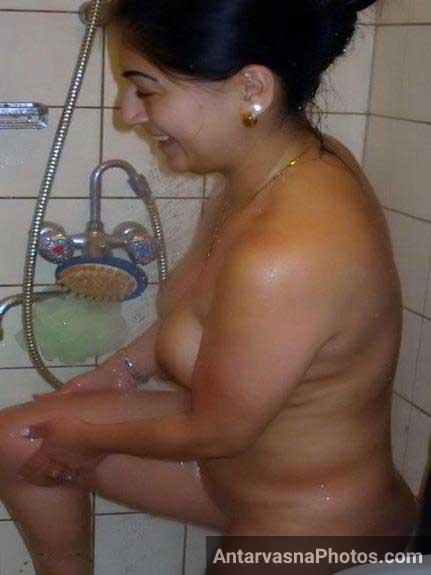 https://pub-5fcdf72a54cd4edbb03ec3edaa415a42.r2.dev/nakedleaks/hygiene_care_of_an_indian_wife's_intimate_area/1.jpg