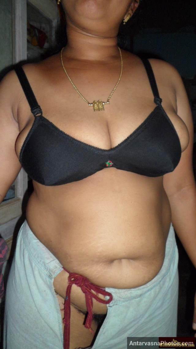 https://pub-5fcdf72a54cd4edbb03ec3edaa415a42.r2.dev/nakedleaks/indian_aunty_erotic_photography_exhibition/18.jpg