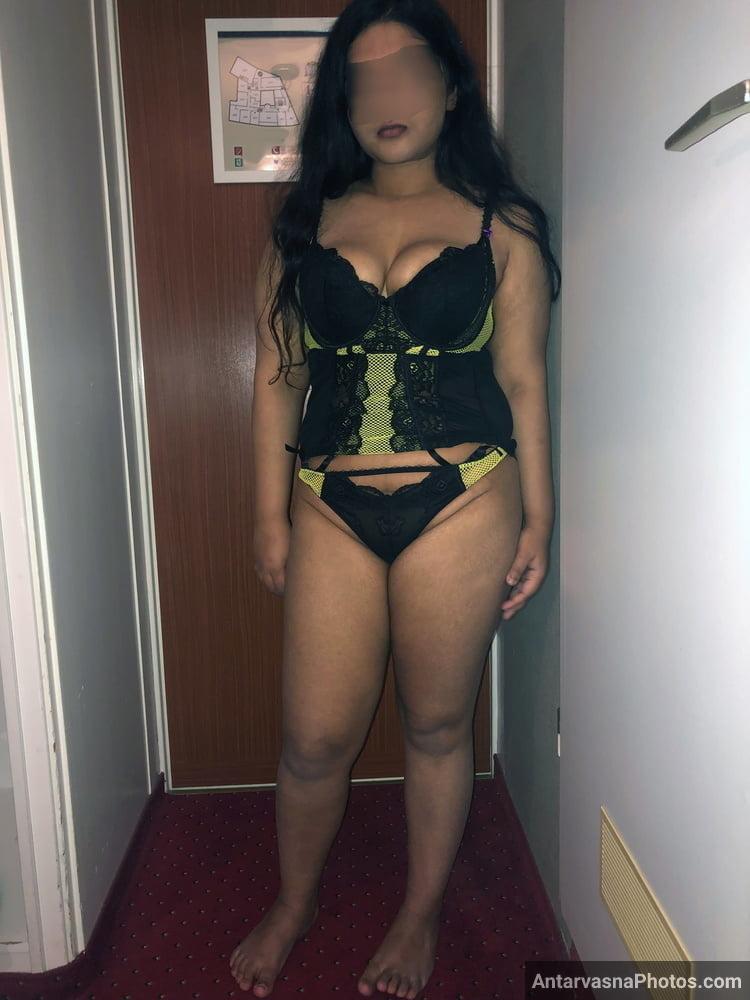 https://pub-5fcdf72a54cd4edbb03ec3edaa415a42.r2.dev/nakedleaks/indian_bhabhi_nude_pictures_collection_(64_high_quality_images)/61.jpg