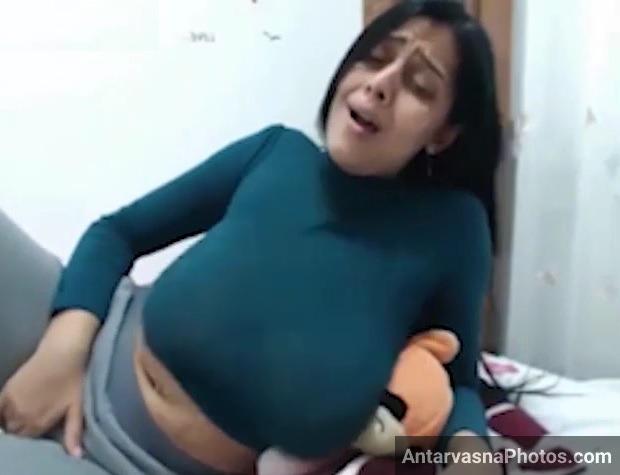 https://pub-5fcdf72a54cd4edbb03ec3edaa415a42.r2.dev/nakedleaks/indian_cam_girl_exposes_her_ample_assets_on_webcam/3.jpg