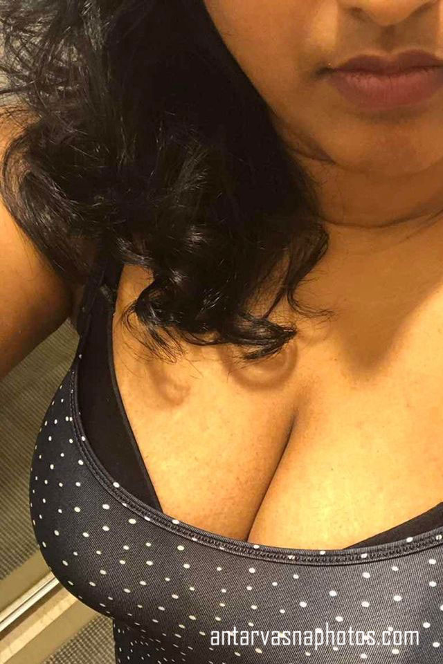 https://pub-5fcdf72a54cd4edbb03ec3edaa415a42.r2.dev/nakedleaks/indian_girl_captures_intimate_photos_of_her_sexy_chest_and_buttocks/0.jpg