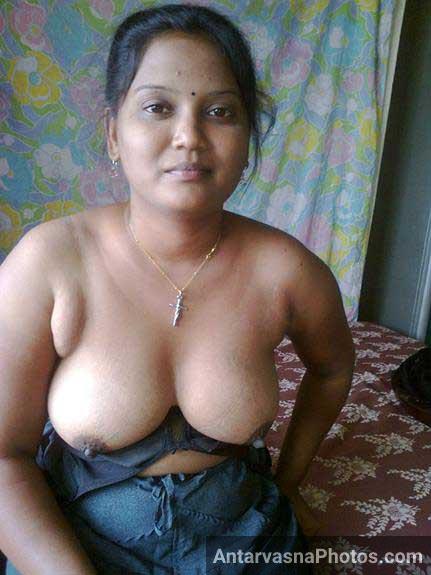 https://pub-5fcdf72a54cd4edbb03ec3edaa415a42.r2.dev/nakedleaks/indian_wife's_alluring_busty_photos/2.jpg