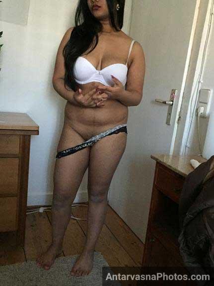https://pub-5fcdf72a54cd4edbb03ec3edaa415a42.r2.dev/nakedleaks/indian_woman:_sizzling_photos_in_the_bedroom/1.jpg