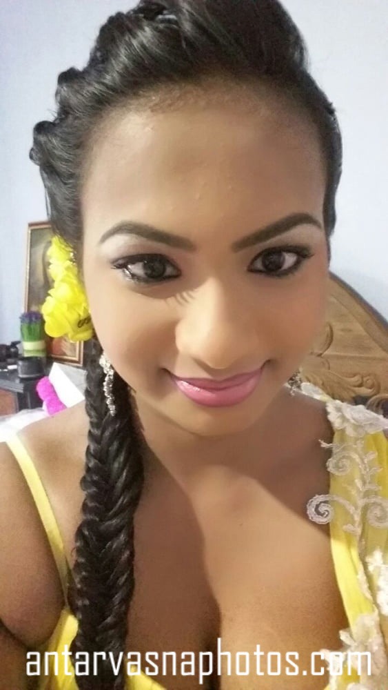 https://pub-5fcdf72a54cd4edbb03ec3edaa415a42.r2.dev/nakedleaks/indian_woman_flaunting_her_attractive_assets/0.jpg