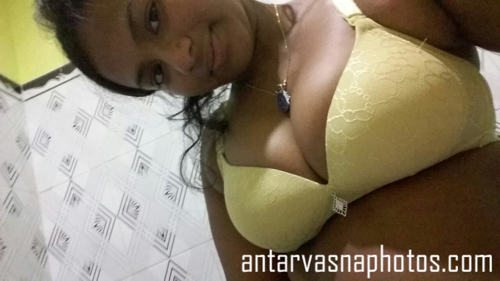 https://pub-5fcdf72a54cd4edbb03ec3edaa415a42.r2.dev/nakedleaks/indian_woman_flaunting_her_attractive_assets/1.jpg