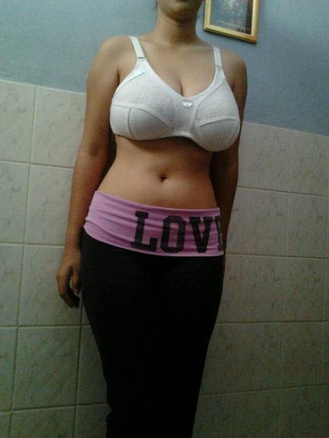 https://pub-5fcdf72a54cd4edbb03ec3edaa415a42.r2.dev/nakedleaks/indian_woman_twinkle's_private_photo_leak/2.jpg