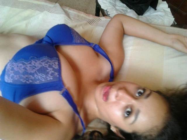 https://pub-5fcdf72a54cd4edbb03ec3edaa415a42.r2.dev/nakedleaks/indian_woman_twinkle's_private_photo_leak/4.jpg