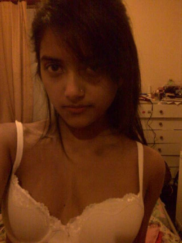 https://pub-5fcdf72a54cd4edbb03ec3edaa415a42.r2.dev/nakedleaks/innocent_young_girl_captures_selfie_shots_of_her_first_time_journey/0.jpg