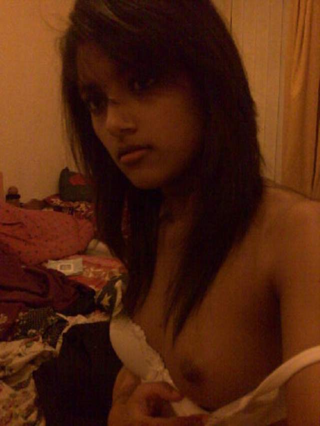 https://pub-5fcdf72a54cd4edbb03ec3edaa415a42.r2.dev/nakedleaks/innocent_young_girl_captures_selfie_shots_of_her_first_time_journey/1.jpg