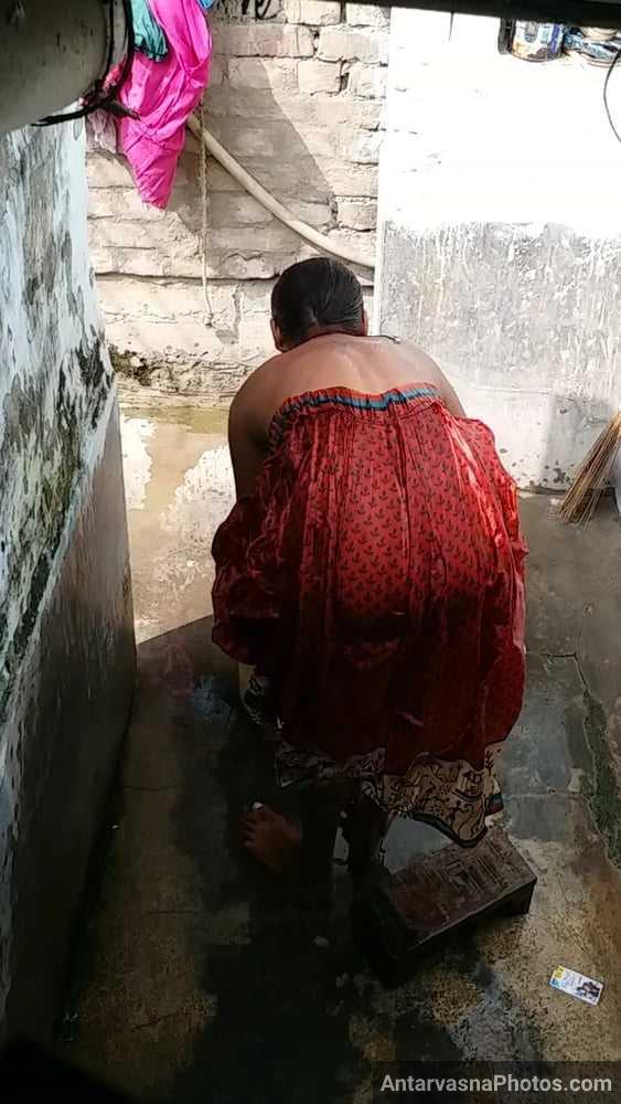 https://pub-5fcdf72a54cd4edbb03ec3edaa415a42.r2.dev/nakedleaks/intimate_captures_of_rural_woman_bathing/11.jpg