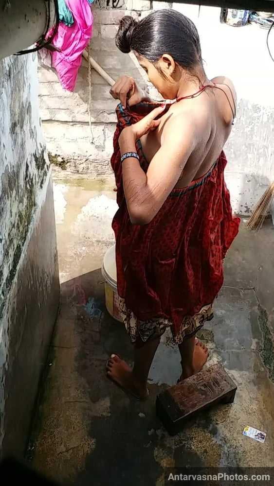 https://pub-5fcdf72a54cd4edbb03ec3edaa415a42.r2.dev/nakedleaks/intimate_captures_of_rural_woman_bathing/13.jpg