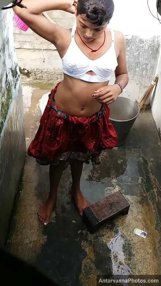 https://pub-5fcdf72a54cd4edbb03ec3edaa415a42.r2.dev/nakedleaks/intimate_captures_of_rural_woman_bathing/14.jpg